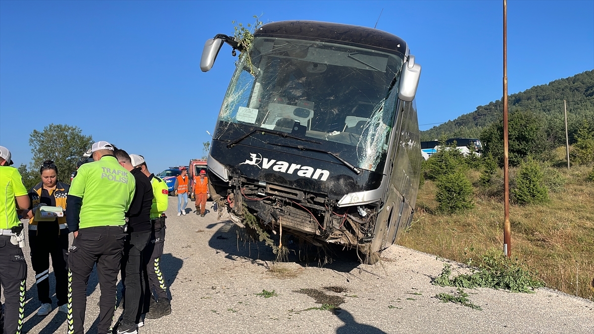 Bolu'da Kontrolden Çıkan Yolcu Otobüsündeki 14 Kişi Yaralandı
