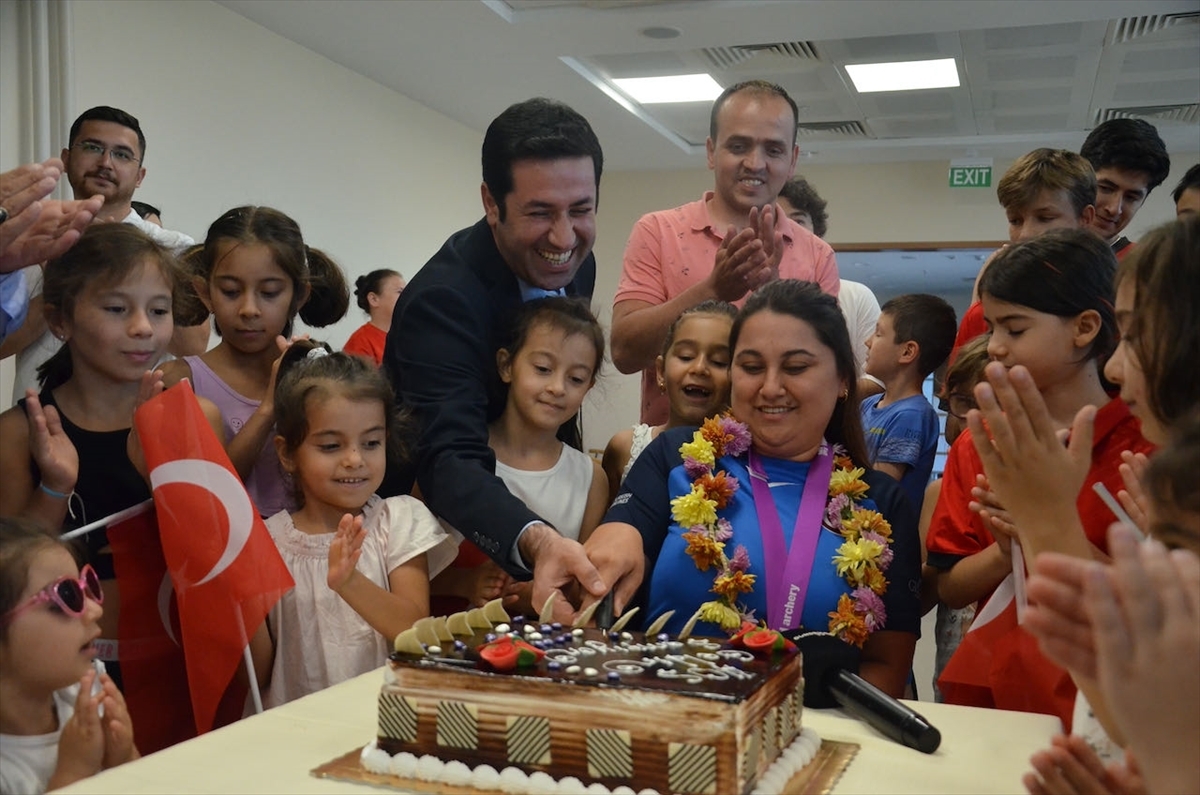 Dünya Şampiyonu Para Okçu Merve Nur Eroğlu  Çiçeklerle Karşılandı