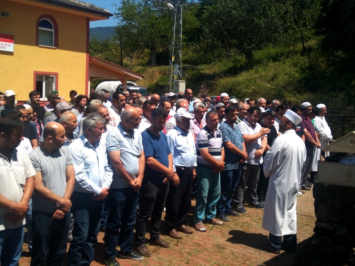 Samsun'da Oğlunu Kurtarmak İsterken Boğulan Baba Karabük'te Defnedildi