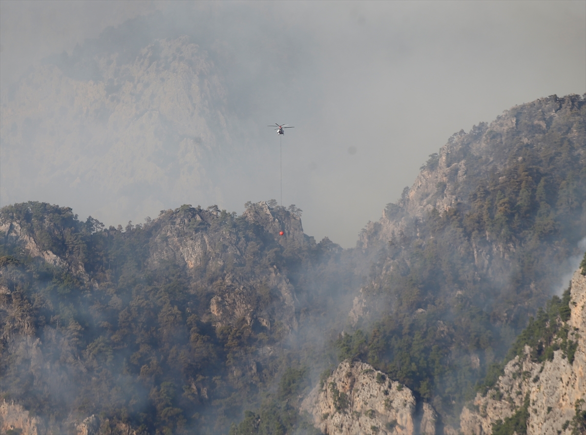 Antalya'nın Kemer İlçesindeki Orman Yangına Havadan Ve Karadan Müdahale Sürüyor
