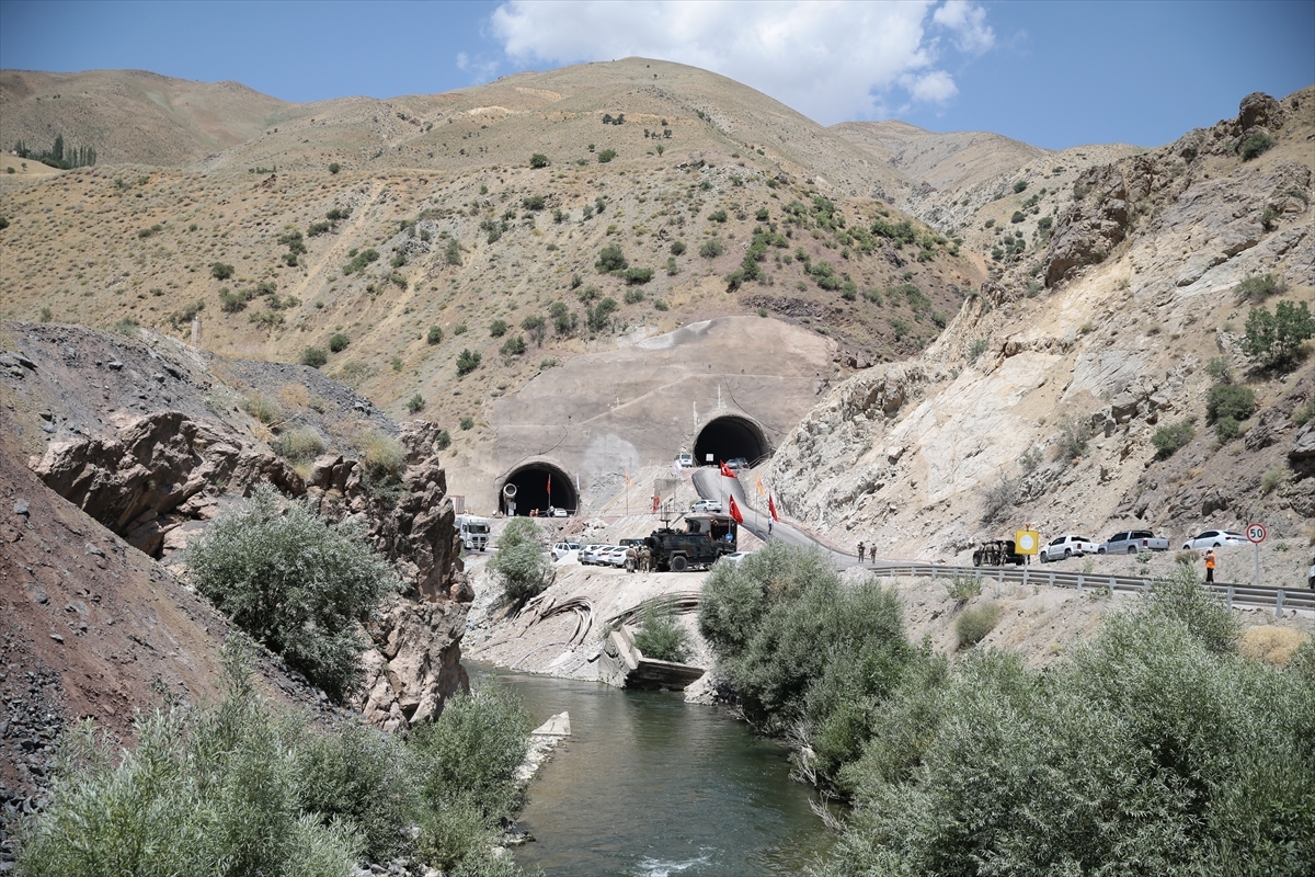 Bakan Uraloğlu Yeniköprü-Yüksekova Yolu T-1 Tüneli Işık Görme Töreni'ne Katıldı