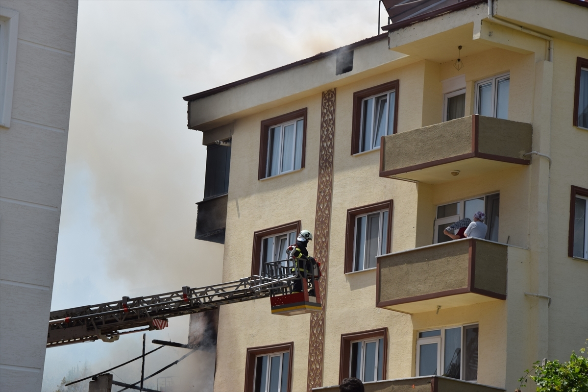 Bilecik'te Yangın Çıkan Evde Mahsur Kalan 1'i Bebek 3 Kişi Kurtarıldı