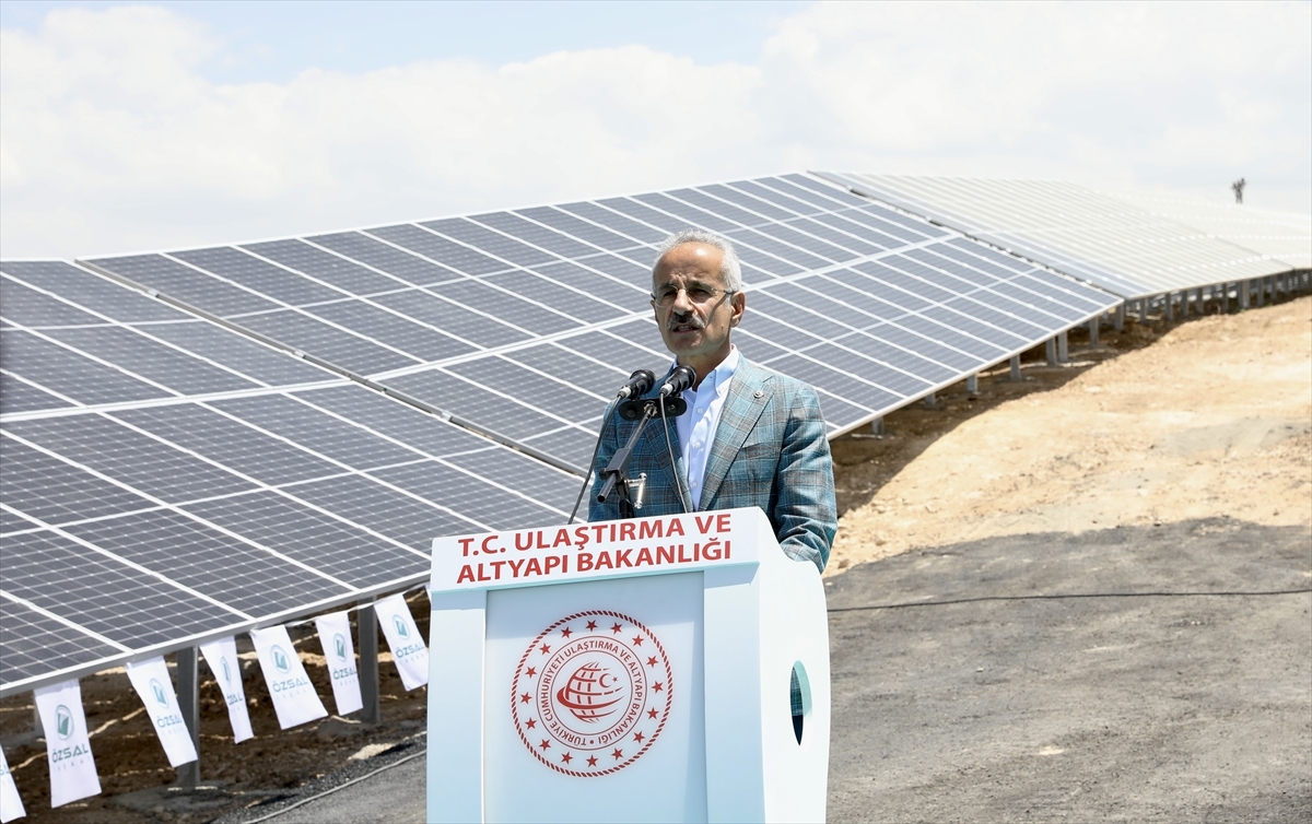 Bakan Uraloğlu  Van'da Güneş Enerjisi Santralinin Açılışını Yaptı