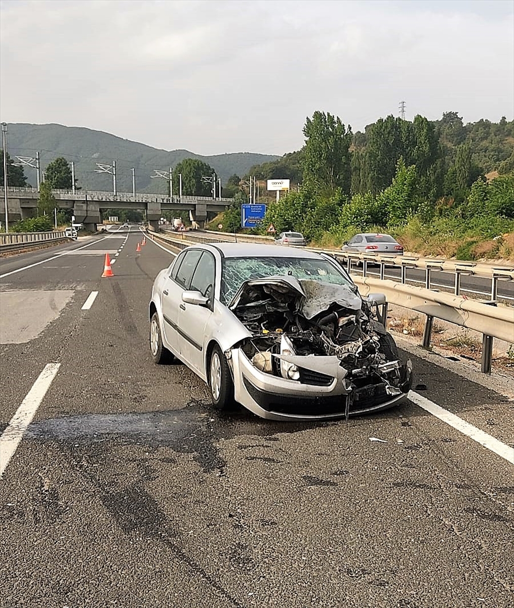 Bilecik'te Otomobilin Çarptığı İşçi Servisi Devrildi  11 Kişi Yaralandı