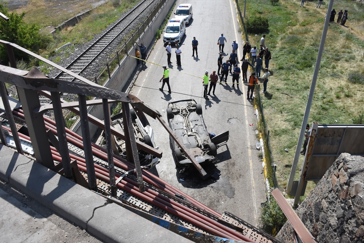 Erzurum'da İki Otomobil Köprüden Düştü  3 Kişi Yaralandı