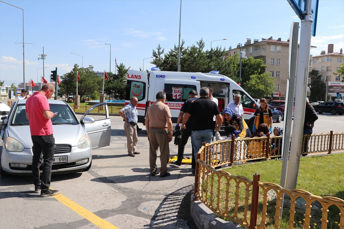 Erzurum'da Otomobil İle Panelvanın Çarpıştığı 2 Kişi Yaralandı