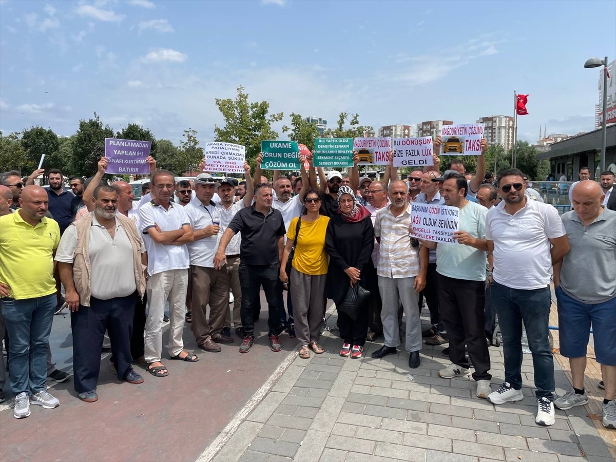 İstanbul'da Minibüsten Taksiye Dönüştürülen Araç Sahipleri Eylem Yaptı