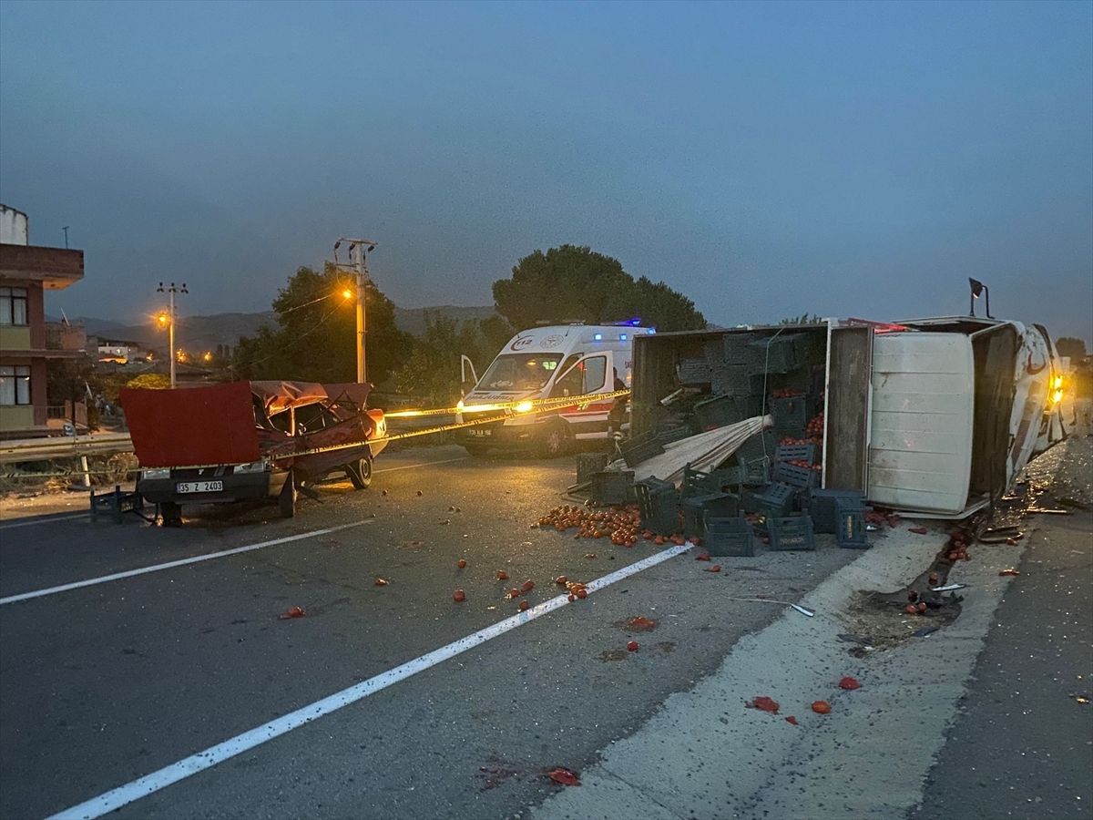 İzmir'de Kamyonet İle Otomobilin Çarpıştığı Kazada 1 Kişi Öldü  1 Kişi Yaralandı