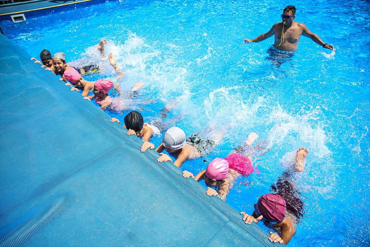 Mersin'de Çocuklar Portatif Havuzda Yüzme Öğreniyor