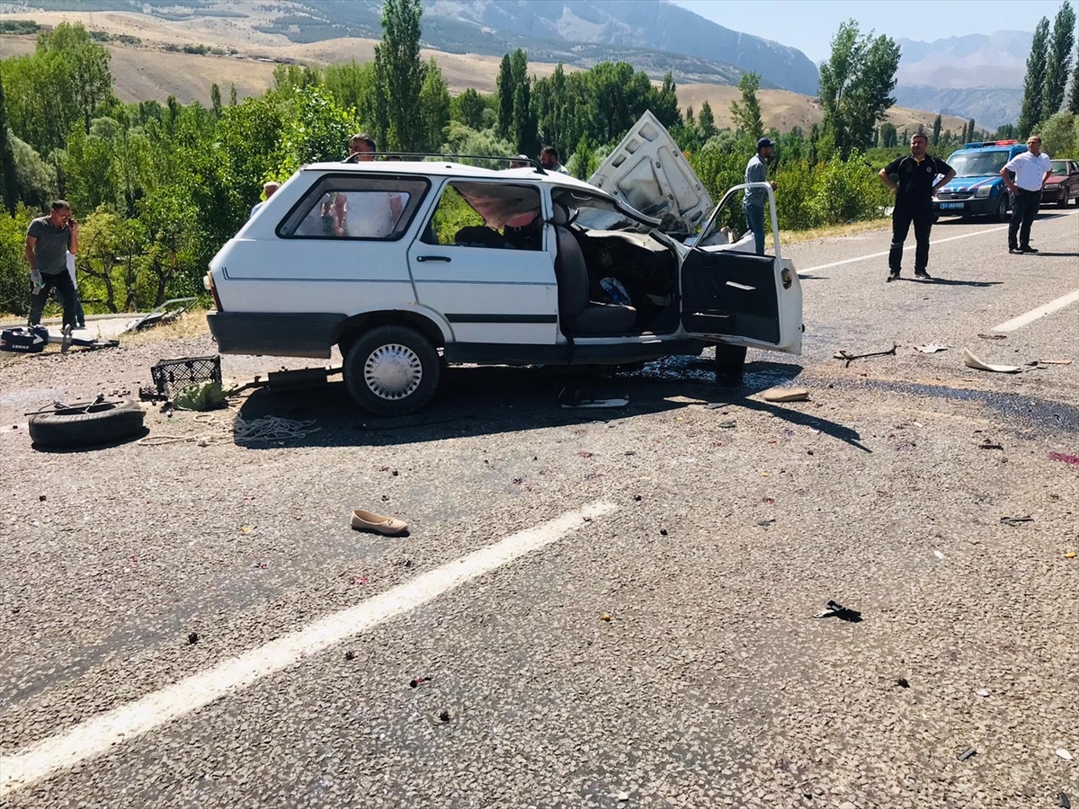 Niğde'de Minibüs İle Otomobilin Çarpıştığı Kazada 2 Kişi Öldü  1 Kişi Yaralandı