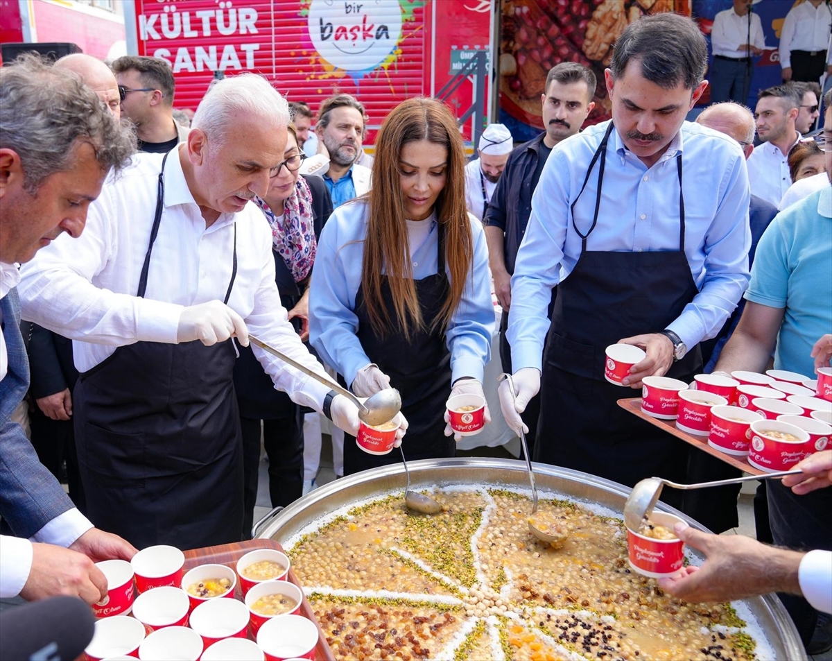 AK Parti İstanbul Milletvekili Kurum  Ümraniye'de Aşure Dağıttı