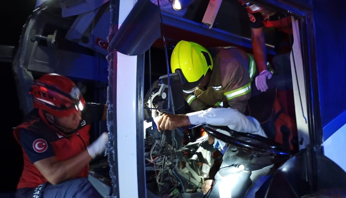 Balıkesir'de Yolcu Otobüsü Beton Mikserine Çarptı 44 Kişi Yaralandı