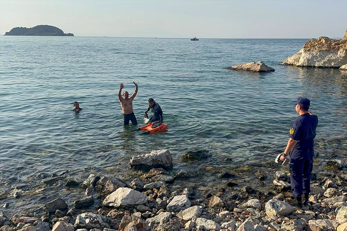 Van Gölü'nde Bir Kayanın Üzerinde Mahsur Kalan Vatandaş Uzaktan Kumandalı Araçla Kurtarıldı