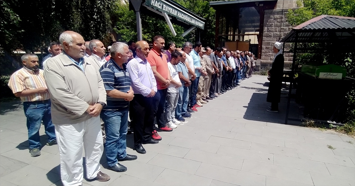 Kars'taki Yolcu Otobüsü Kazasında Ölen 2 Kişi Toprağa Verildi 