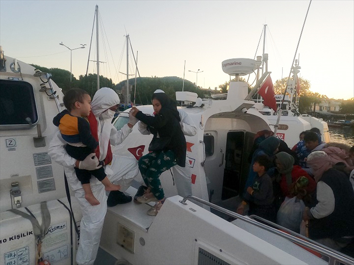 Kuzey Ege'de Yunanistan Unsurlarınca Geri İtilen 45 Düzensiz Göçmen Kurtarıldı