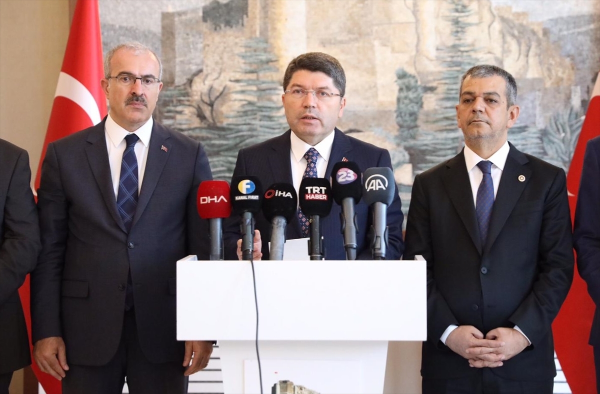 Adalet Bakanı Tunç  Elazığ'da Gazetecilere Açıklamada Bulundu 