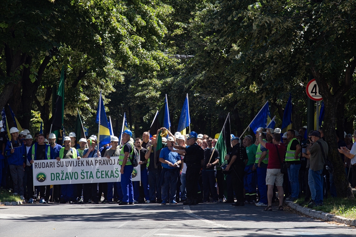 Bosna Hersekli Madenciler Maaşlarının Ödenmediği Gerekçesiyle Protesto Düzenledi