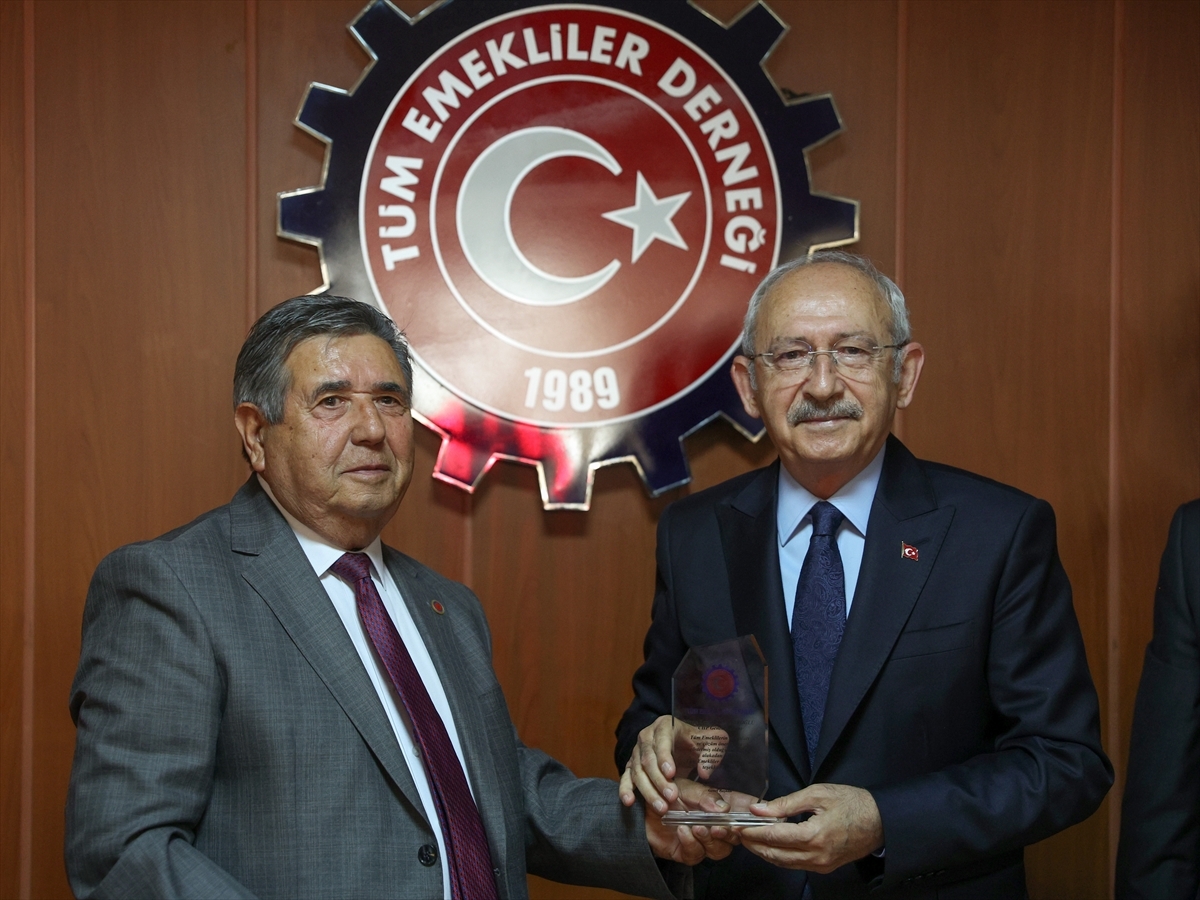 CHP Genel Başkanı Kılıçdaroğlu Tüm Emekliler Derneğini Ziyaret Etti