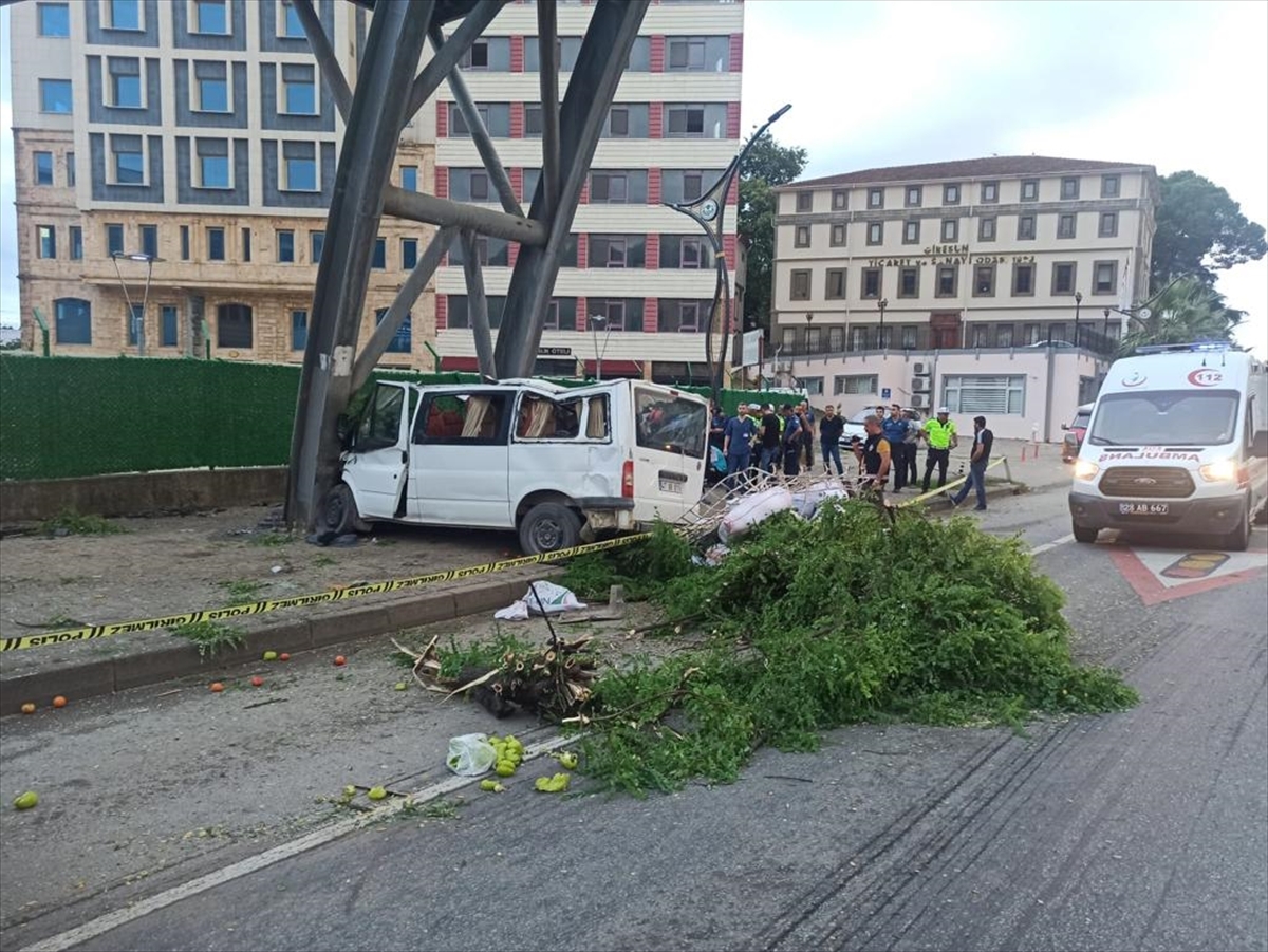 Giresun'da Minibüsün Üst Geçide Çarptığı Kazada 1 Kişi Öldü  13 Kişi Yaralandı