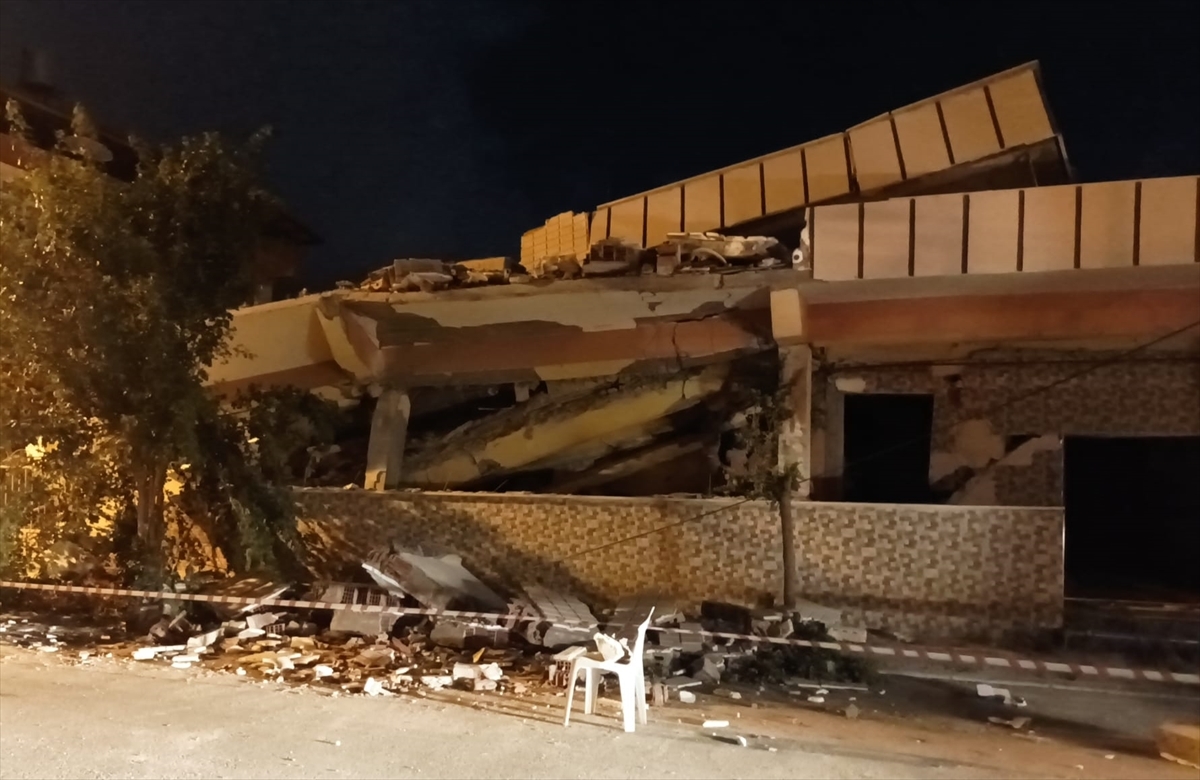 Hatay'da 6 Şubat'taki Depremlerde Ağır Hasar Alan Bina Çöktü