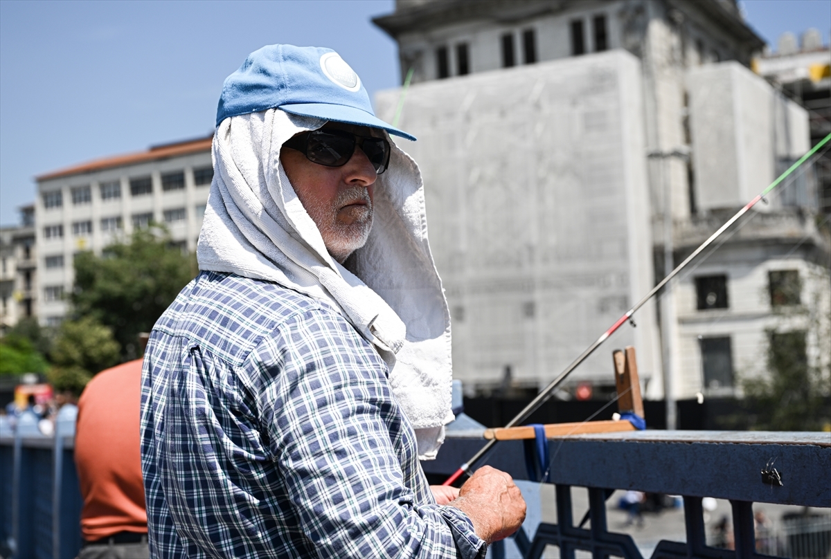 Sıcak Havadan Bunalan İstanbullular Serinlemek İçin Denize Girdi