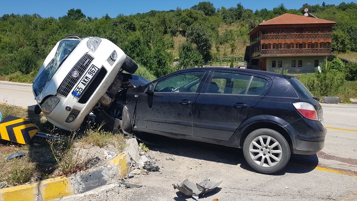 Karabük'te İki Otomobilin Çarpıştığı Kazada 1 Çocuk Öldü  8 Kişi Yaralandı
