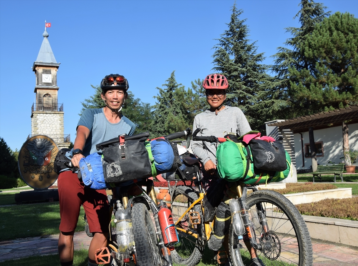 Filipinli Çift Bisikletleriyle 15 Bin Kilometrelik Asya Turuna Çıktı
