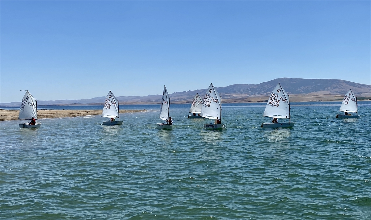 Hirfanlı Baraj Gölü Optimist Yelken Yarışları  Kırşehir'de Başladı