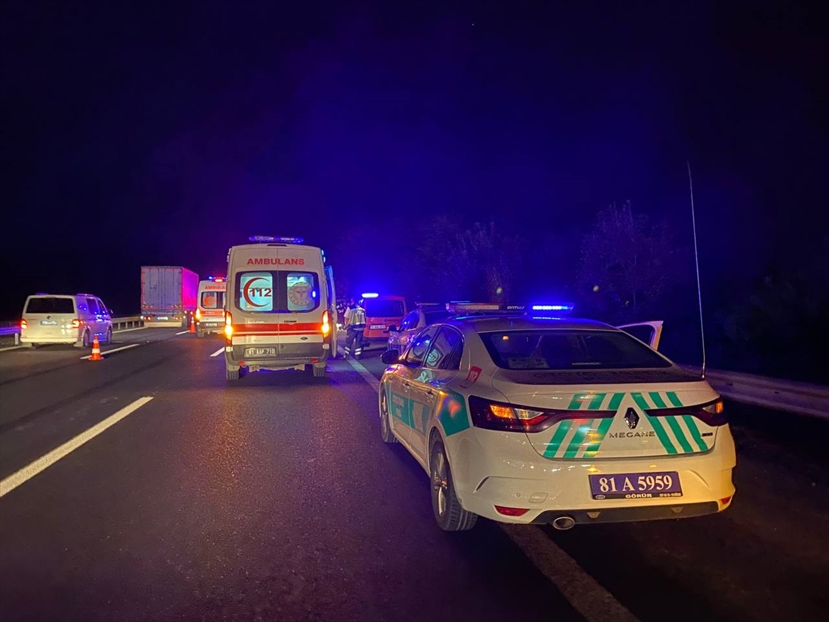 Anadolu Otoyolu'nda Tıra Çarpan Minibüsteki 20 Kişi Yaralandı 1 Kişi öldü
