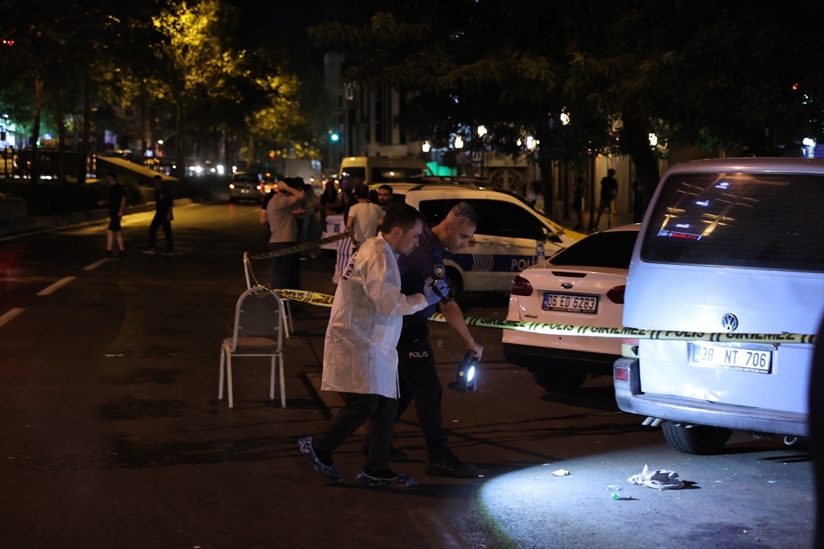 Beyoğlu'nda Silahlı Saldırı  1 Kişi Öldü  1 Kişi Yaralandı