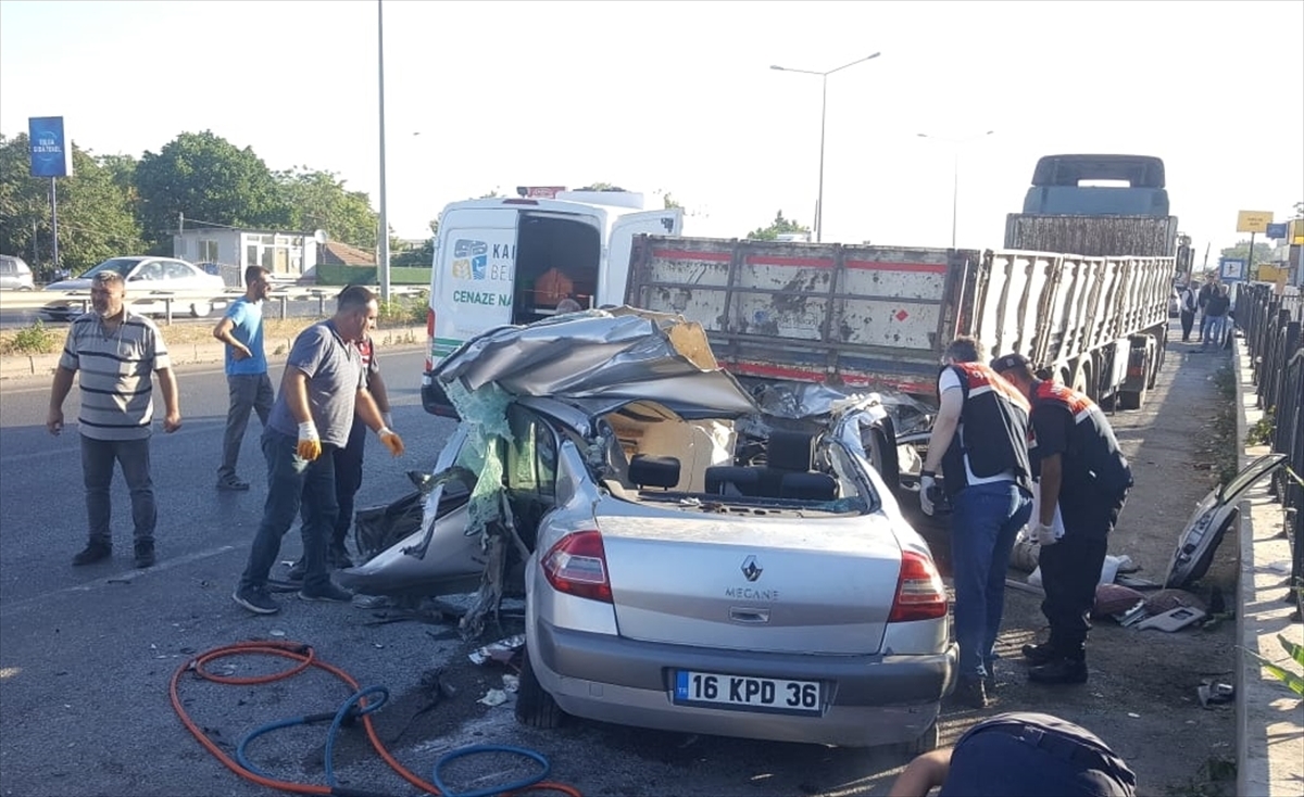 Bursa'da Tıra Çarpan Otomobildeki 4 Kişi Öldü  2 Kişi Yaralandı