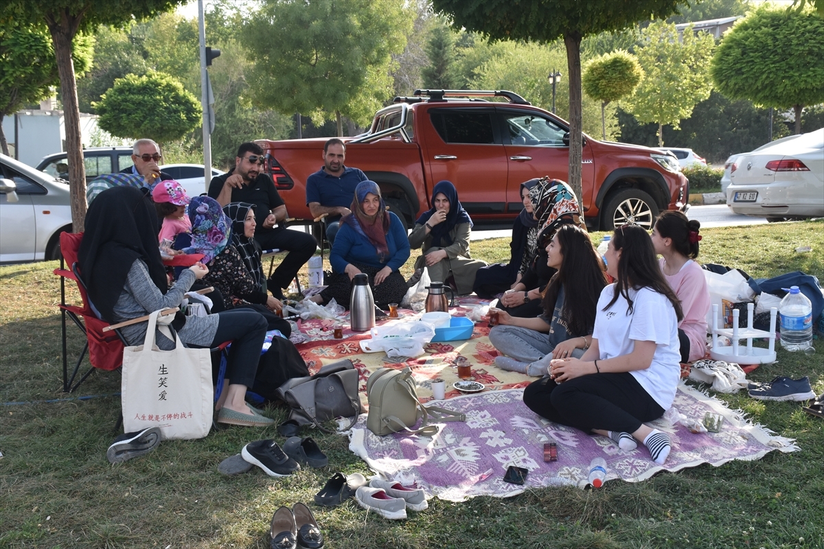 Sıcaktan Bunalan Vatandaşlar Van Gölü'nde Serinliyor