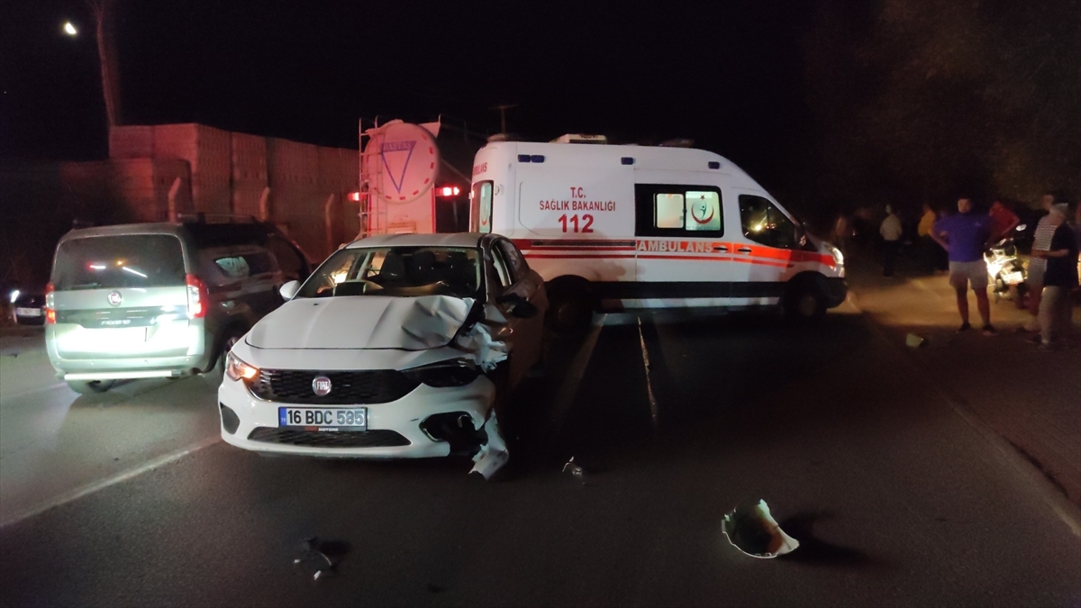 Bursa'da Otomobil İle Motosikletin Çarpıştığı Kazada 2 Kişi Yaralandı