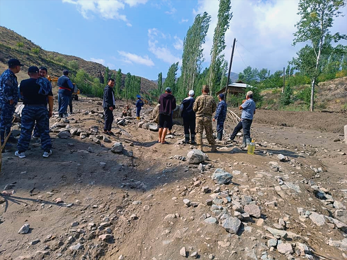 Kırgızistan'ın Issık Göl Bölgesi'ndeki Selden 92 Köy Evi Zarar Gördü