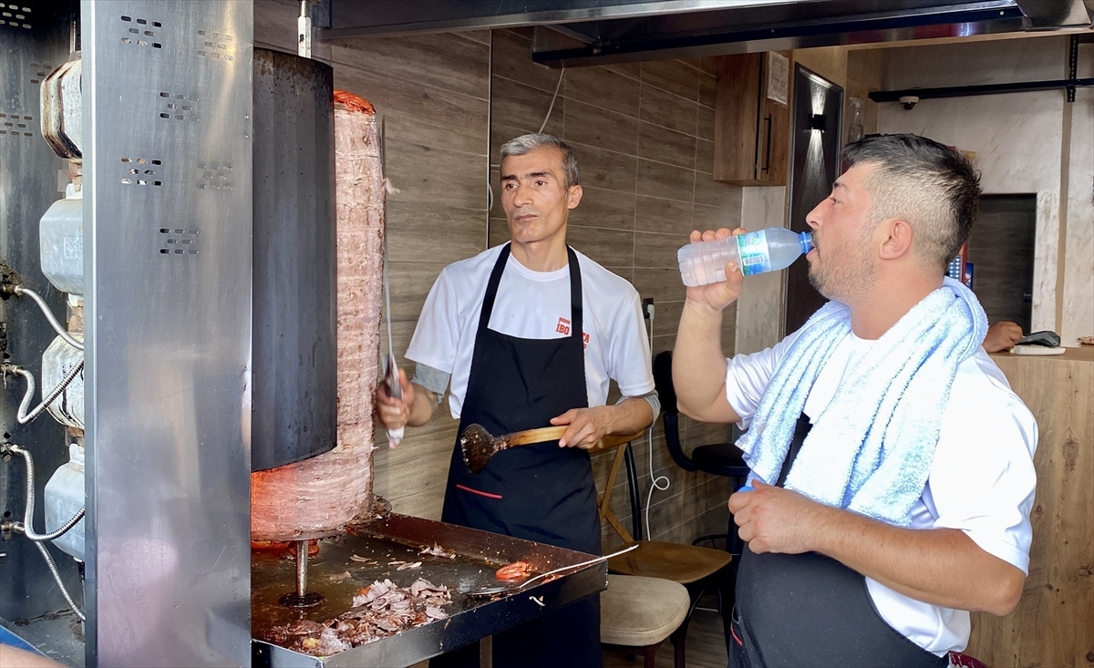 Kırşehir'de Ateş Başında Çalışan Esnaf Bunaltıcı Sıcaklarda Mesai Yapıyor