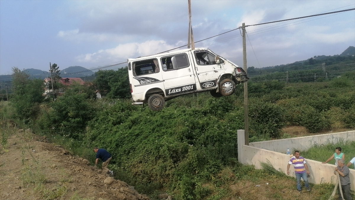 Samsun'da Fındık İşçilerini Taşıyan Minibüs Şarampole Devrildi 13 Kişi Yaralandı