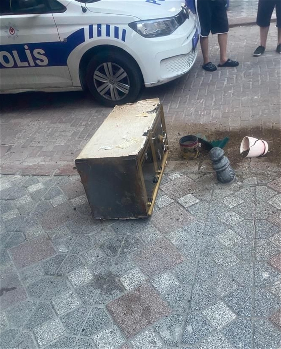 Zeytinburnu'nda Atölyeden Kasa Çalan Hırsızları Komşular Saksı Atıp Engelledi