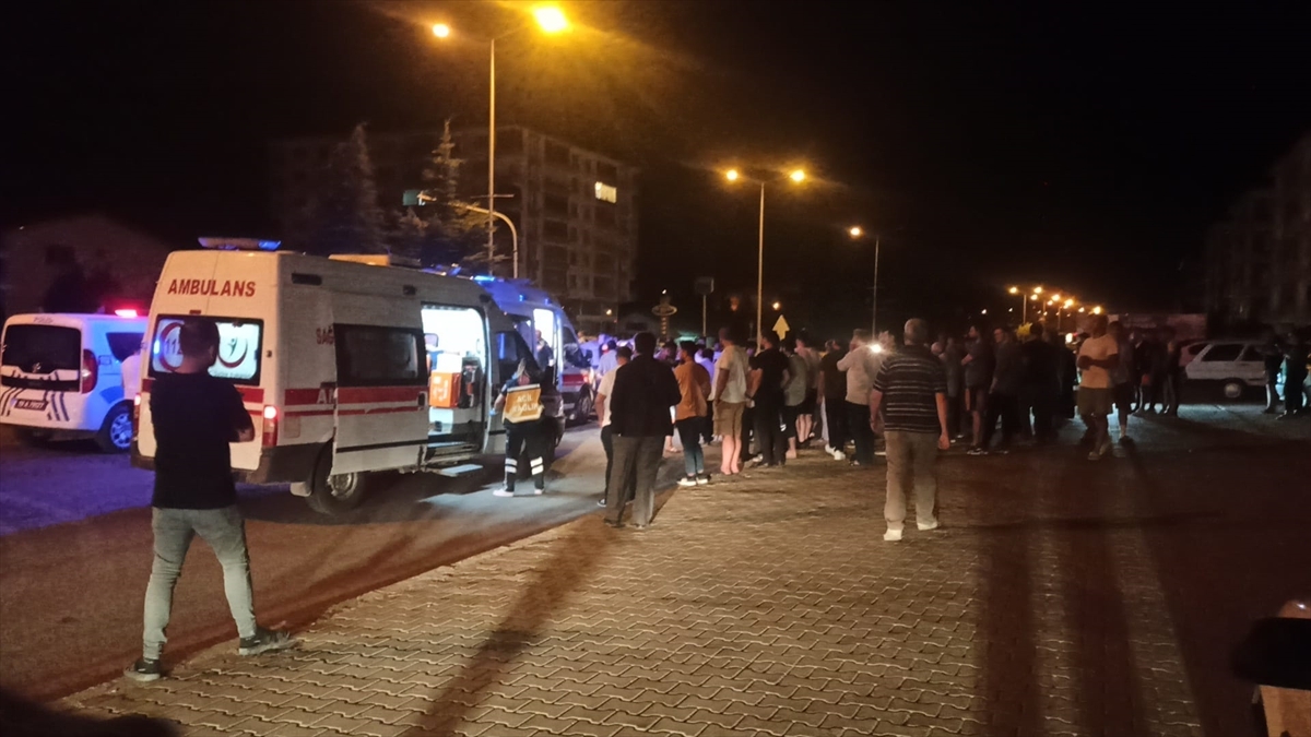 Çorum'da Çarpışan İki Kardeşin Kullandığı Otomobillerdeki 5 Kişi Yaralandı