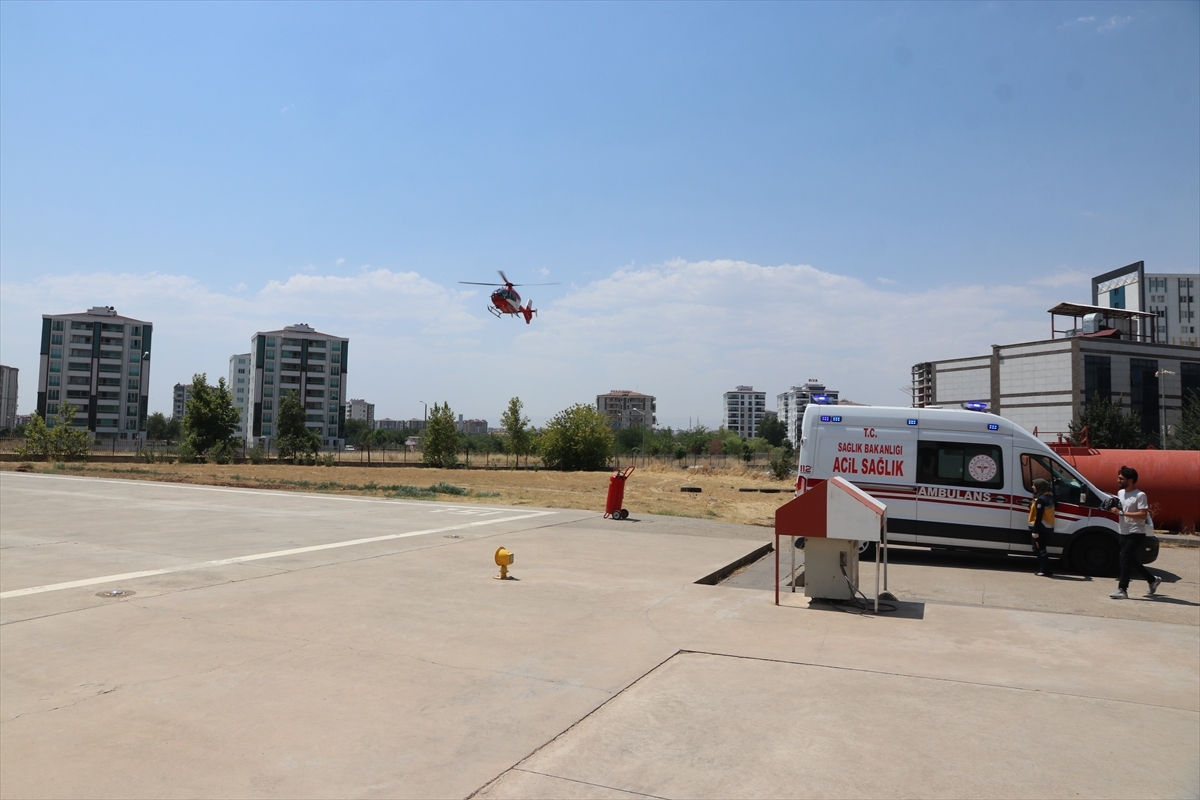 Diyarbakır'da Boğulma Tehlikesi Geçiren Çocuk Ambulans Helikopterle Hastaneye Yetiştirildi