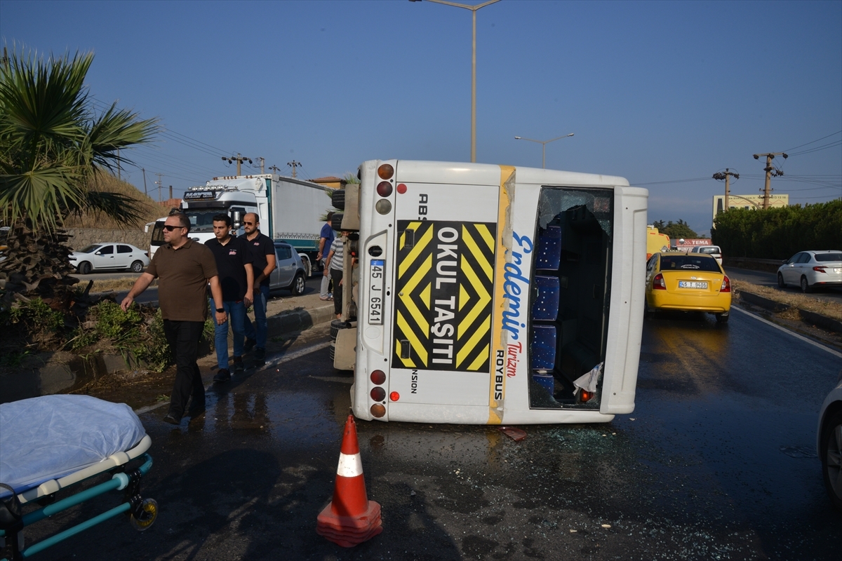 Manisa'da Servis Minibüsünün Devrilmesi Sonucu 20 Kişi Yaralandı