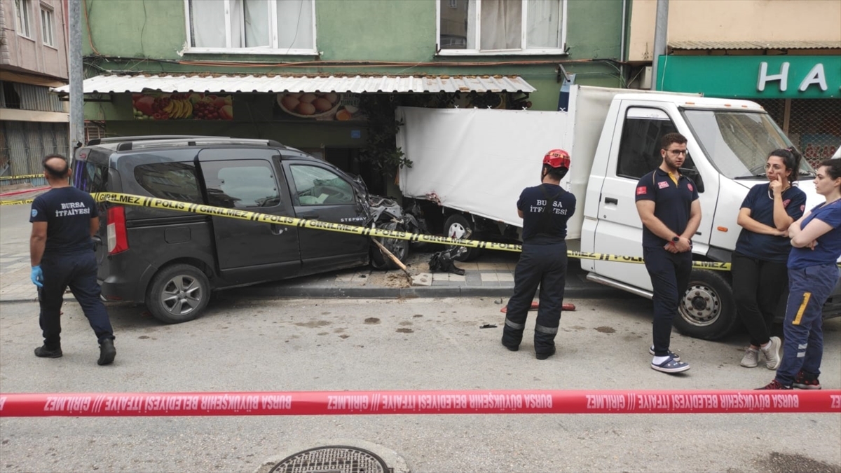 Bursa'da Kazada Savrulan Kamyonetin Çarptığı Yaya Öldü