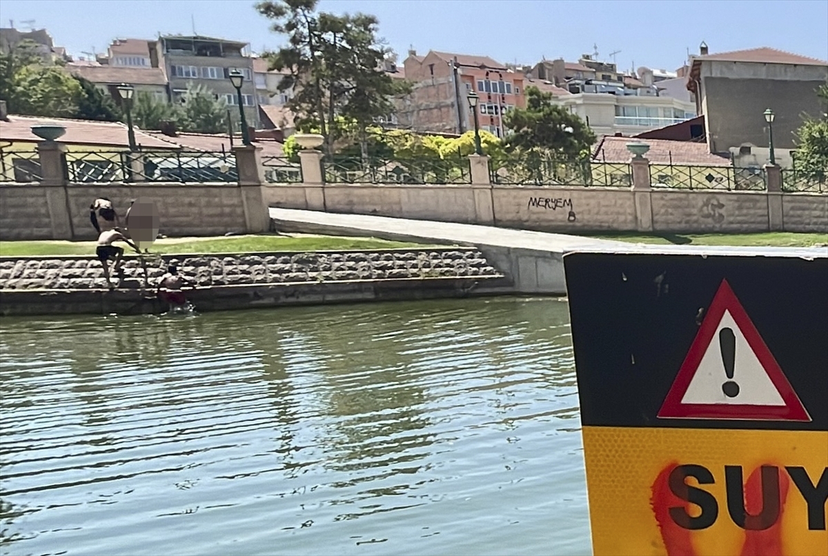Eskişehir'de Çocuklar Yüzmenin Tehlikeli Ve Yasak Olduğu Porsuk Çayı'na Giriyor