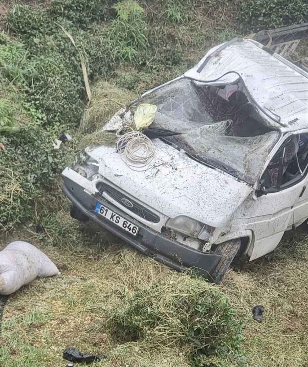 Trabzon'da Kamyonetin Şarampole Devrilmesi Sonucu 2 Kişi Öldü