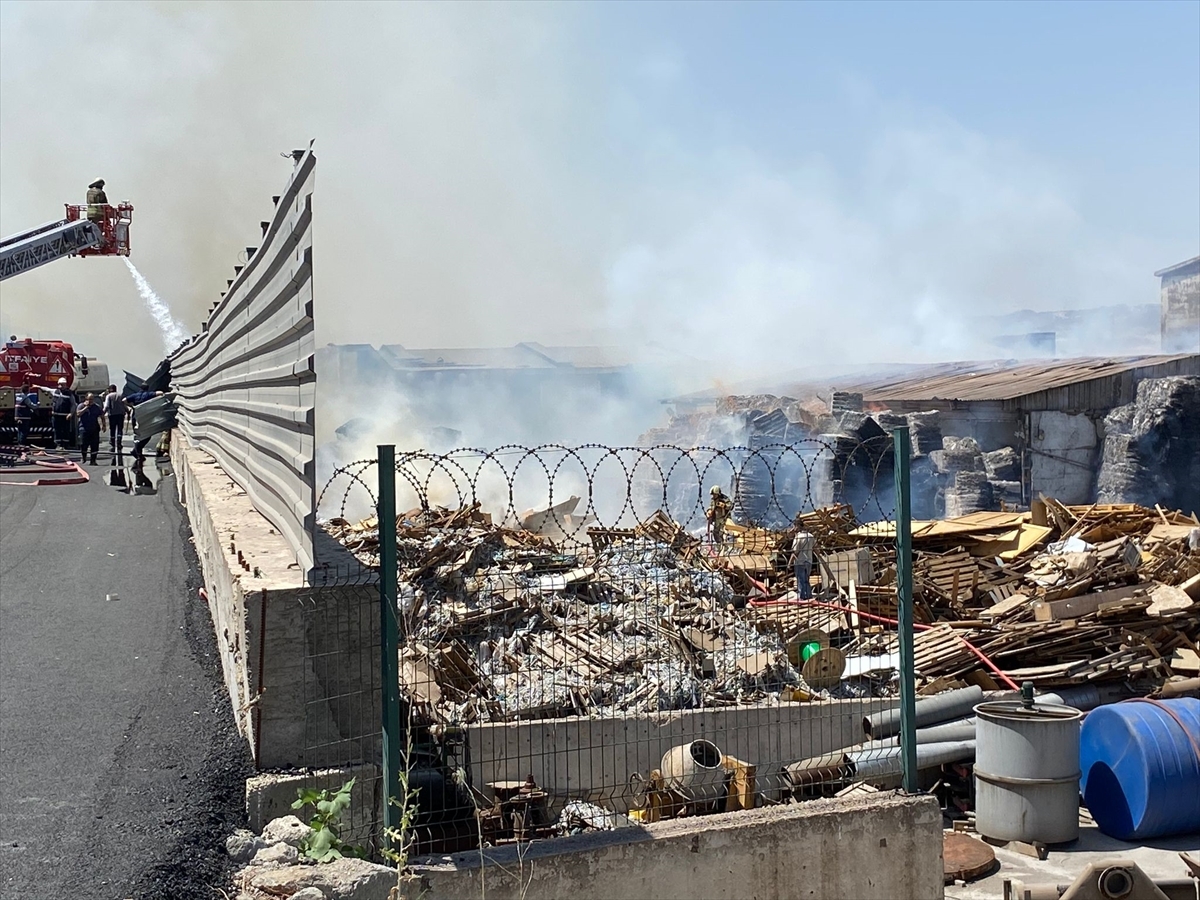 Ankara'da Atık Kağıt Geri Dönüşüm Fabrikasında Yangın Çıktı