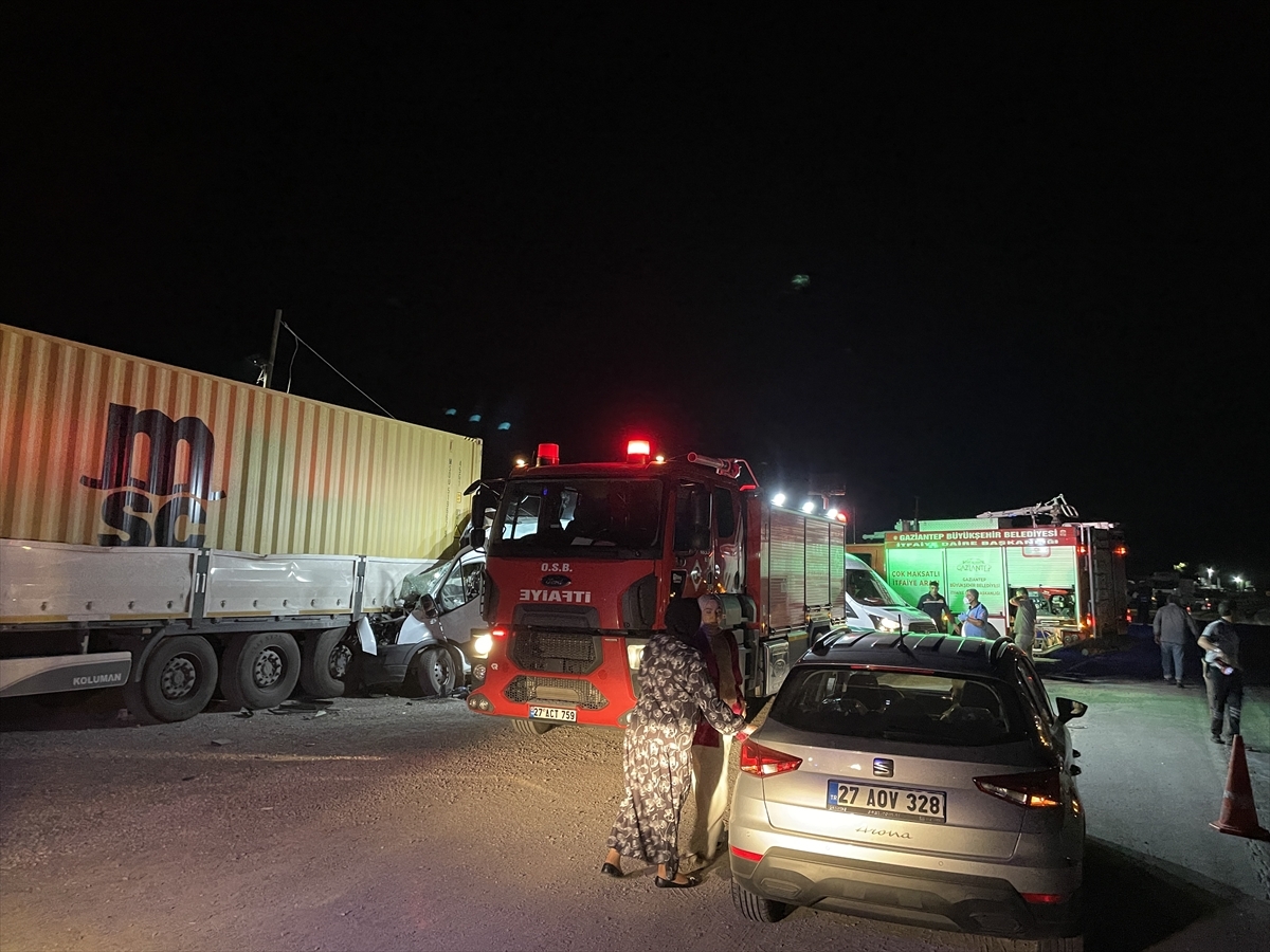 Gaziantep'teki Trafik Kazasında 1 kişi Hayatını Kaybetti  7 kişi Yaralandı