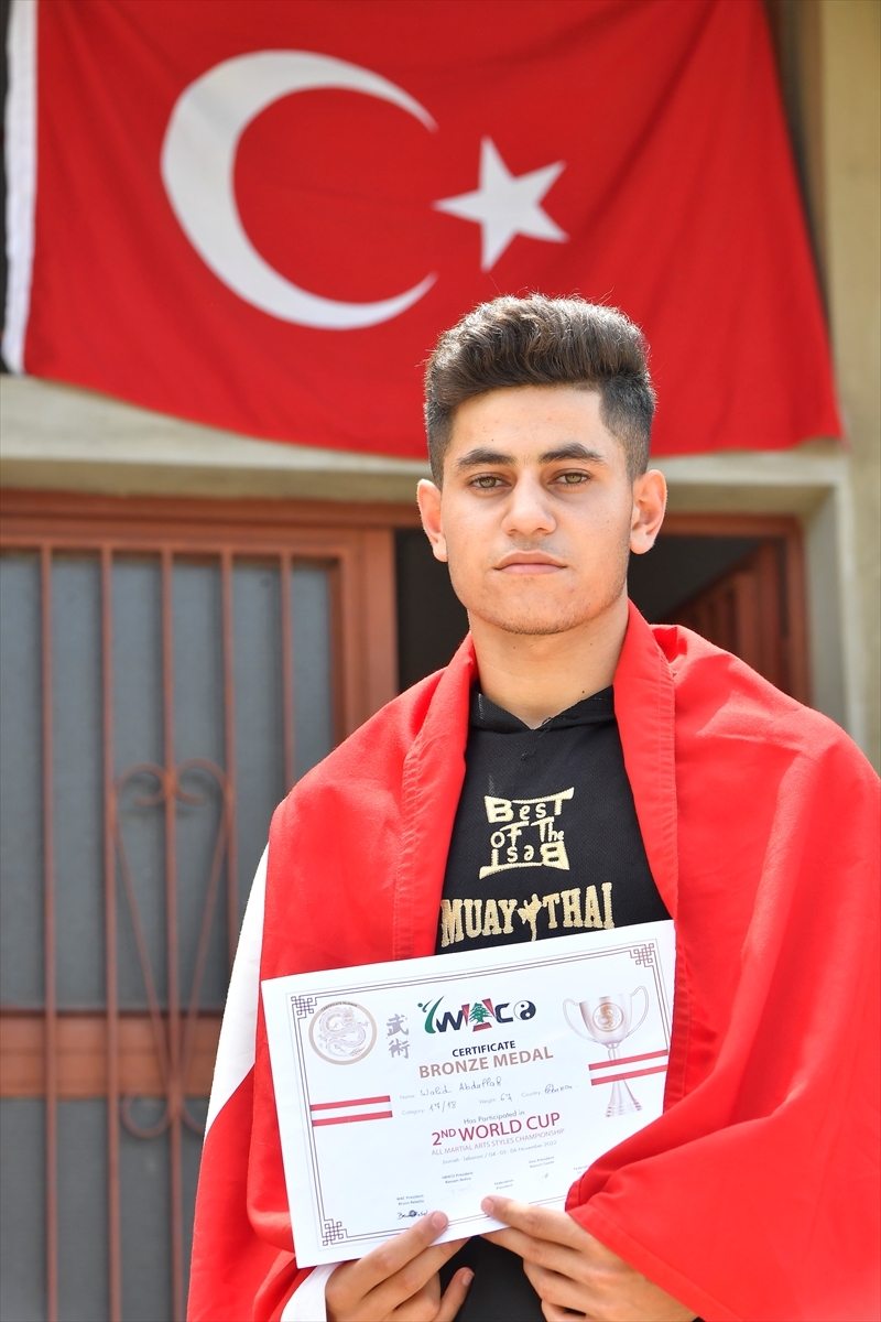 MULTİMEDYALI - Lübnanlı Türkmen Sporcu Beyrut’ta Kazandığı Muaythai Turnuvasını Türk Bayrağı Açarak Kutladı