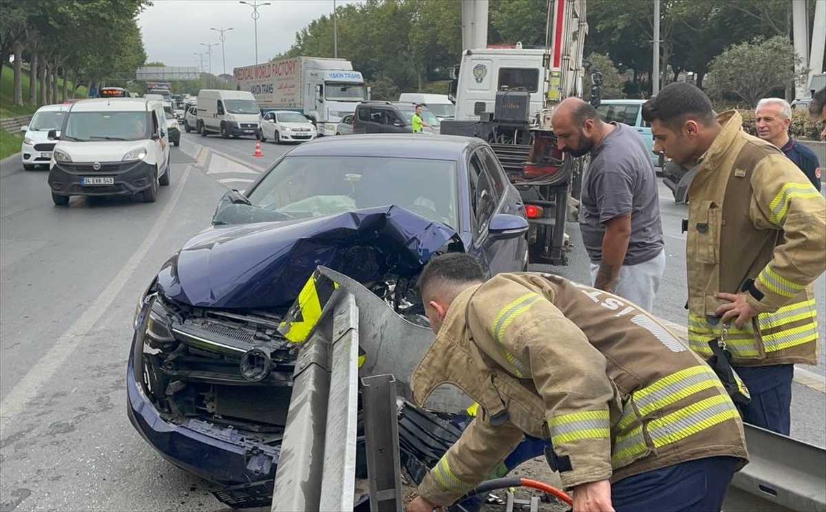 Esenler'de Bariyerlere Saplanan Otomobilin Sürücüsü Diş Hekimi Hafif Yaralandı