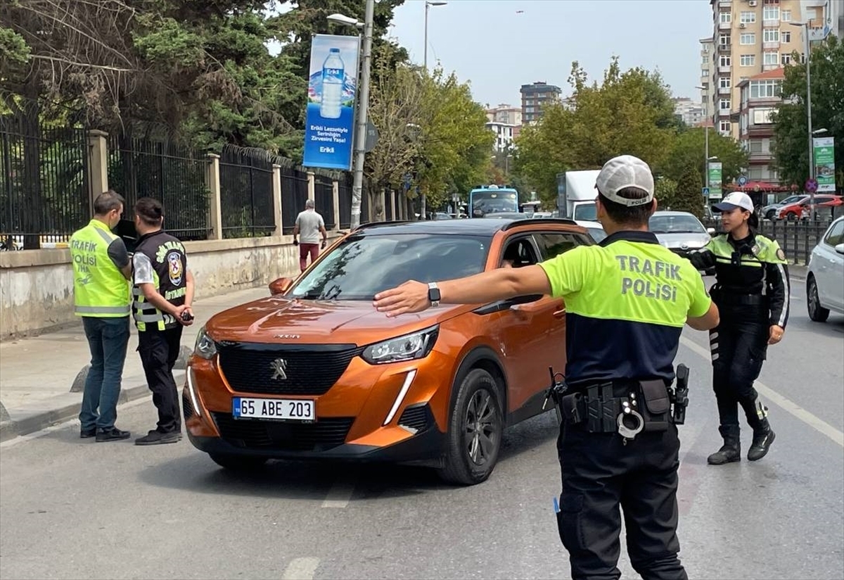 Kadıköy'de Yayalara Yol Vermeyen Sürücülere Ceza Kesildi 