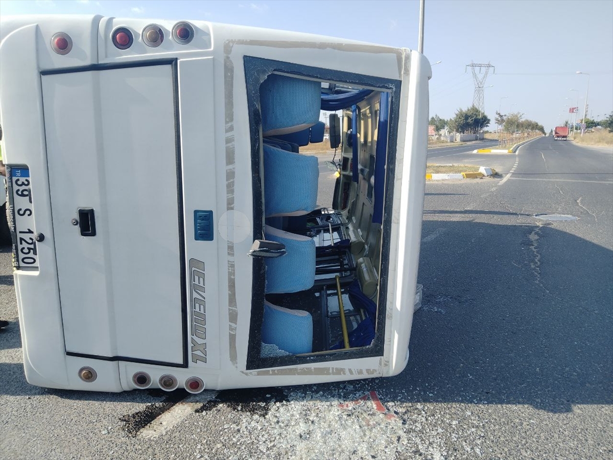 Kırklareli'nde Hafif Ticari Araç İle Minibüs Çarpıştı  3 Kişi Yaralandı