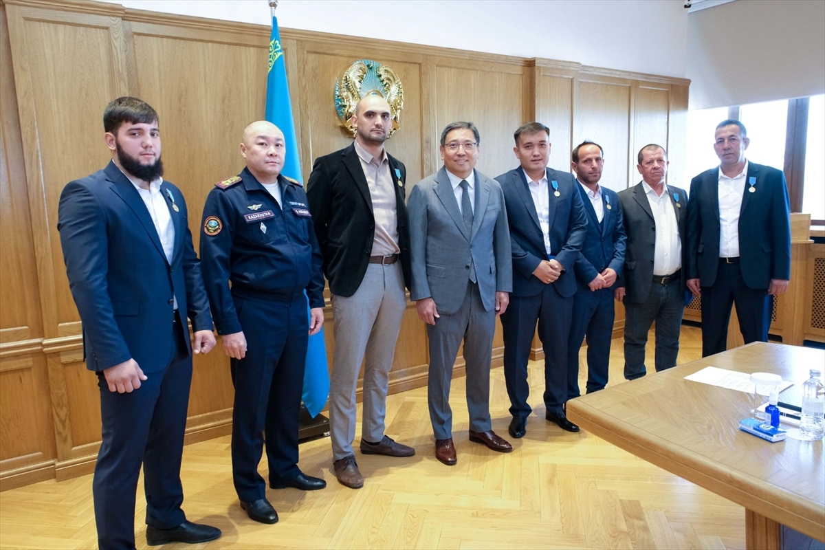Kazakistan'da Yangında Hayat Kurtaran 2 Türk  Devlet Madalyalarını Teslim Aldı